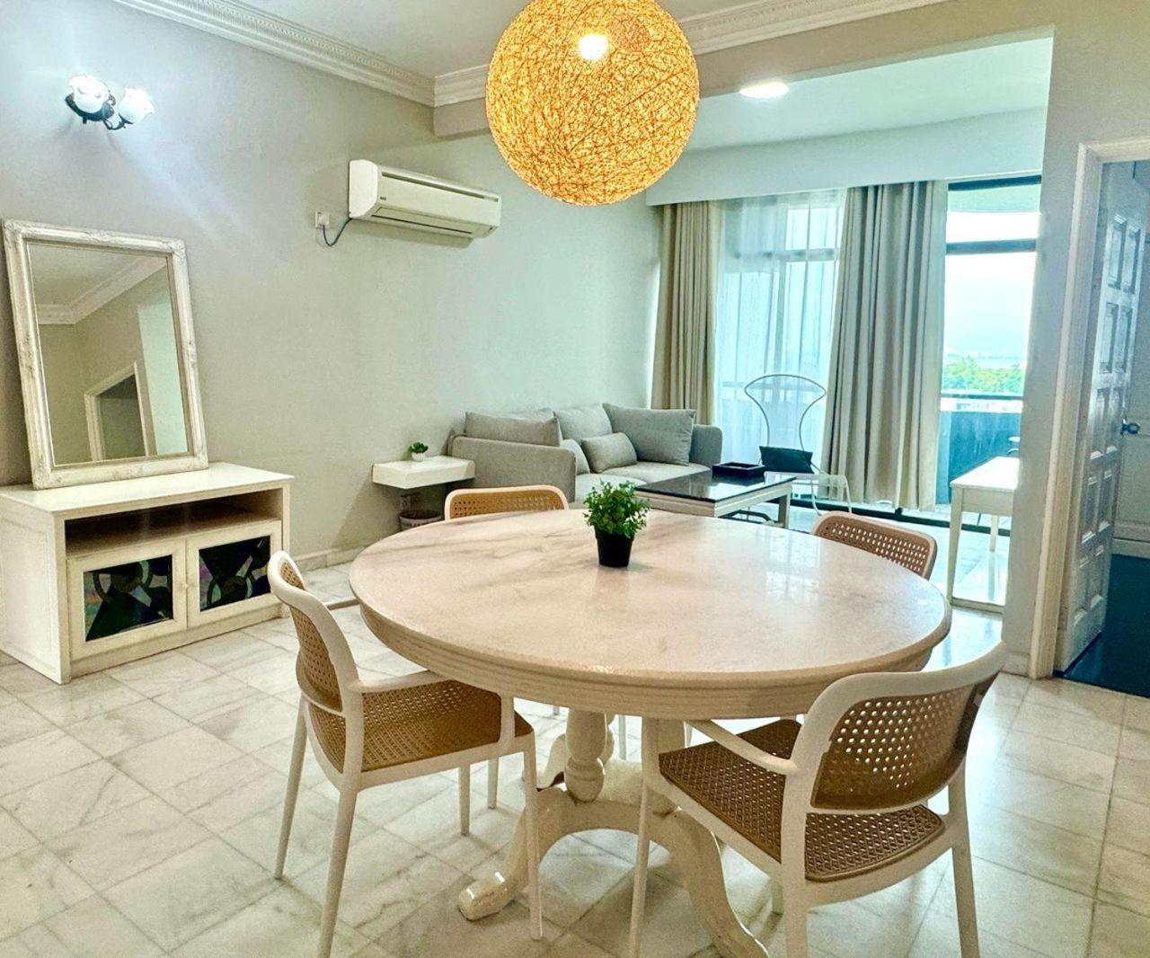 Century Bay Private Residences Sungai Dua Bukit Exteriör bild